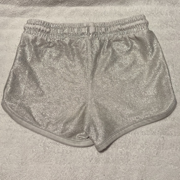 SOLD! ♥️Cat & Jack Girls 4/5 Shiny Silver Shorts - Picture 4 of 5